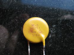 Warystor WE-S 542711 o średnicy 15 mm z oznaczeniami certyfikacyjnymi