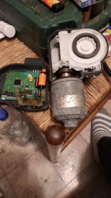 VW Touareg Lokalizacja sterownika na płytce silniczka wycieraczek - czy wymiana możliwa?