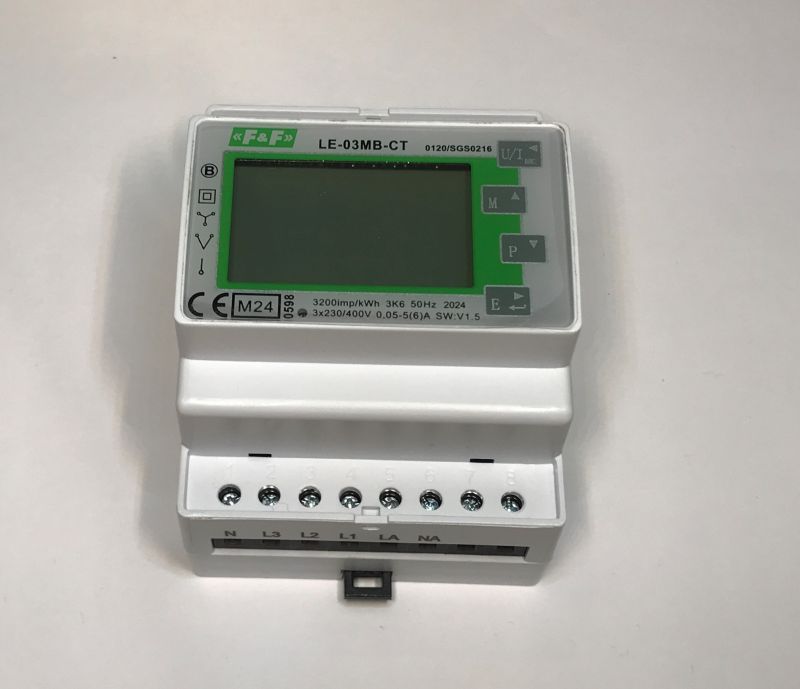 Jednofazowy/trójfazowy licznik energii elektrycznej F&F LE-03MB-CT z wyświetlaczem LCD i przyciskami.
