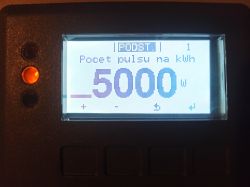 Ekran falownika pokazuje ustawienie Pocet pulsu na kWh: 5000 W
