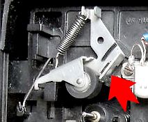 Blok mechanizmu rolki dociskowej z czerwoną strzałką wskazującą jego element.
