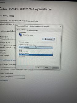 Zdjęcie ekranu z ustawieniami wyświetlania pokazujące ograniczone opcje częstotliwości odświeżania dla zewnętrznego monitora.