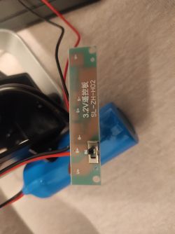 Lampa solarna, żeby miała stałe napięcie pod przełącznik