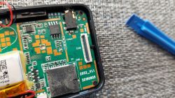 Rejestrator Navitel R250 DUAL - jak zmienić baterię?