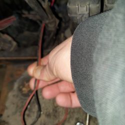 Nieznane kable pod akumulatorem w Chrysler Grand Voyager 2009