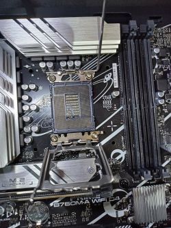 Zbliżenie na płytę główną MSI Prime B760M-A WiFi D4 z otwartym gniazdem procesora.
