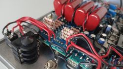 Zbliżenie na przystawkę do pomiaru wzmacniaczy audio z układem elektronicznym i komponentami.