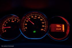 Czy jest mozliwosc zmiany koloru w zegarach DACIA SANDERO 2018 ?