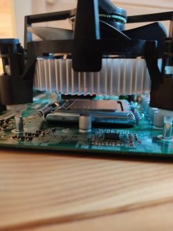 Montaż chłodzenia Intel na płycie głównej ACER G43T-AM4 - zatrzaski nie pasują