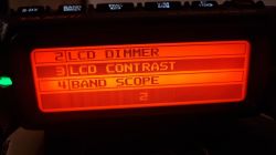 Podświetlony na czerwono ekran radia z menu: LCD DIMMER, LCD CONTRAST i BAND SCOPE