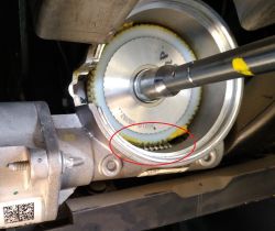 Zbliżenie na mechanizm przekładni kierowniczej z zaznaczonym czerwonym obszarem.