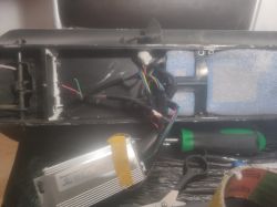 Hulajnoga elektryczna Denver - w instalacji elektrycznej wystają 2 luźne kabelki