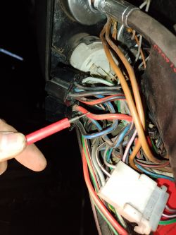 Zbliżenie na wiązkę kabli i kostki w traktorze Deutz dx 3.70 z widocznym czerwonym kablem.