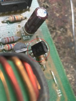 Zbliżenie na tranzystor KSP44 obok kondensatora i cewek na płytce PCB