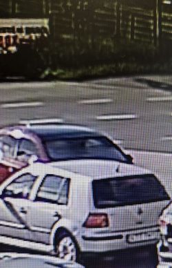 Zbliżenie na tył białego hatchbacka; tablica rejestracyjna jest rozmyta i nieczytelna.