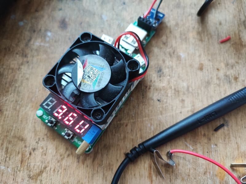 Sztuczne obciążenie z umieszczonym wentylatorem i wyświetlaczem LED pokazującym 3.89V.