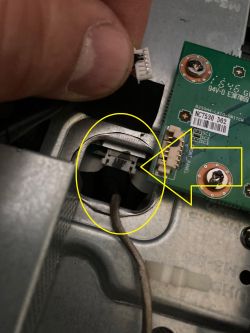 Złącze taśmy podświetlenia w komputerze Lenovo AIO720-24IKB ze złączem na zatrzask.