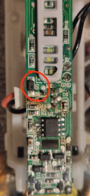 Widok wnętrza szczoteczki elektrycznej Nevadent, zbliżenie na płytkę z uszkodzonym elementem oznaczonym liczbą 4.