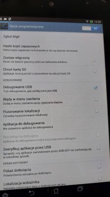 Zrzut ekranu ustawień programistycznych na tablecie z włączonym debugowaniem USB.
