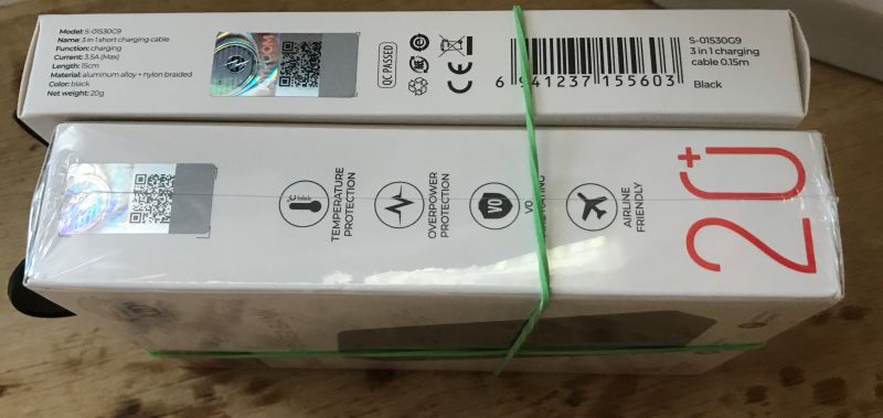 Opakowania dwóch powerbanków z informacjami o ich cechach.