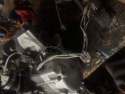 Mechanizm z przewodami na stole roboczym, otoczony narzędziami.