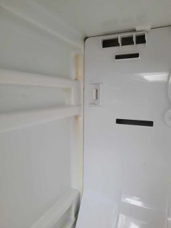 Żółte zacieki na tylnej ścianie lodówki Samsung BRB260030WW.