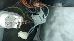 Zbliżenie na przewody elektryczne wewnątrz urządzenia.