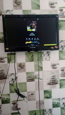 Aplikacja muzyczna w trybie pionowym uruchomiona na telewizorze Hyundai.