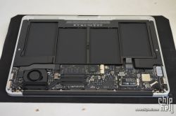 Wnętrze MacBooka Air A1466 z widoczną baterią, wentylatorem i dyskiem SSD