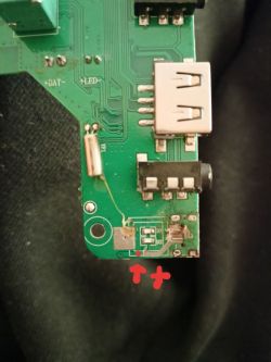 Naprawa głośnika: Zniszczone gniazdo ładowania USB w układzie TC4056 - wpięcie przewodów na krótko
