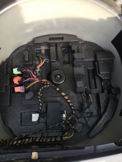 BMW E61 525 2004: Brakujące elementy w bagażniku, kompatybilność kompresora z X5