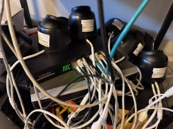 Kilka kamer Hikvision połączonych przewodami sieciowymi ze switchem Efex na półce.