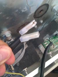 Jak podłączyć kable zasilające w niszczarce Ideal 4002cc?