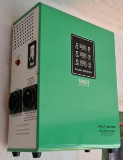 Zielony inwerter Volt Polska 3000 W zamontowany na ścianie.
