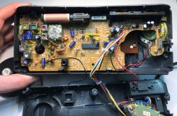Wnętrze radiobudzika z widoczną płytką PCB i układami scalonymi LM8562 oraz TDA1083