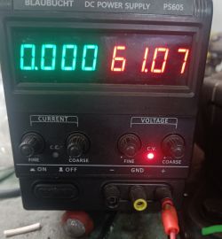 Zasilacz laboratoryjny Blaubucht PS605 z wyświetlaczem pokazującym 0.000A i 61.07V.