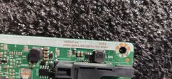 Zbliżenie na fragment płytki drukowanej z oznaczeniami i elementami elektronicznymi.
