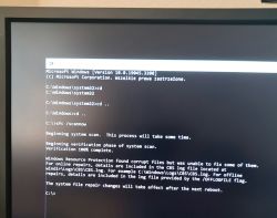 Ekran konsoli z wynikami polecenia sfc/scannow w systemie Windows.