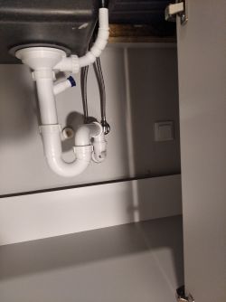 Podłączenie hydrauliczne pod zlewem z redukcją i kolankami.