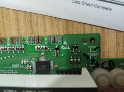 Zbliżenie na płytkę drukowaną zmywarki Beko z widocznymi stykami KN4, KN5 i KN6 oraz komponentami elektronicznymi.