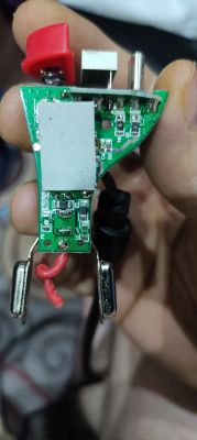 Rozebrany rozdzielacz gniazda zapalniczki samochodowej z widoczną płytką i elementami elektronicznymi