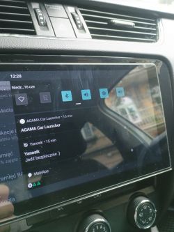 Ekran samochodowego radia z Androidem pokazujący aplikacje i ustawienia.
