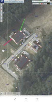 Zrzut Geoportal z mapą działek i obrysami budynków, z zieloną i różową strzałką wskazującymi miejsca.