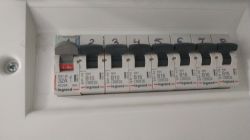 Tablica rozdzielcza z ośmioma bezpiecznikami Legrand i rozłącznikiem głównym 32A.