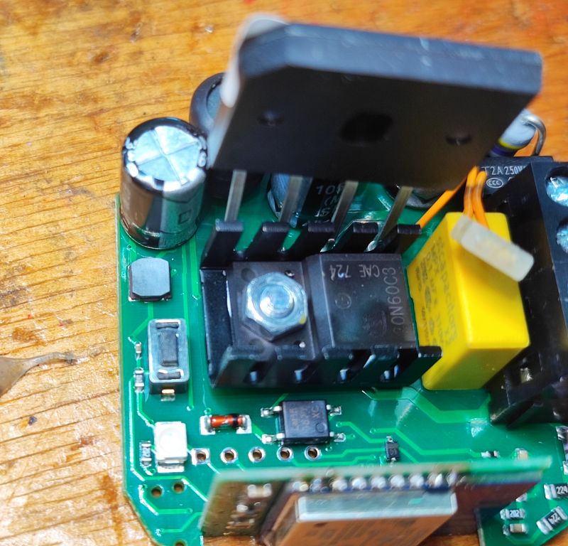 Interior of DIW-01 Dimmer Interior of the DIW-01 dimmer with electronic components on a green PCB.