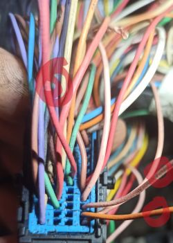 Przewody elektryczne w kostce z oznaczeniami 4B, 4C, 3G