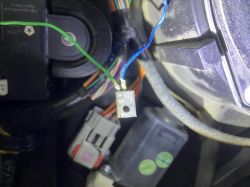 Zbliżenie na tranzystor SD882 podłączony do przewodów elektrycznych w samochodzie.