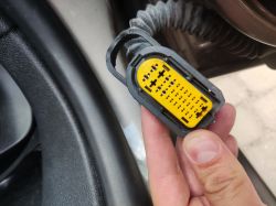 Laguna 3 - Po odłączeniu kostki drzwi z tyłu odcięło szyby i głośniki