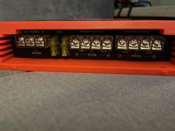 Jak podłączyć w samochodzie 4-kanałowy wzmacniacz?