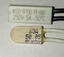 Dwa wyłączniki termiczne z oznaczeniami technicznymi.